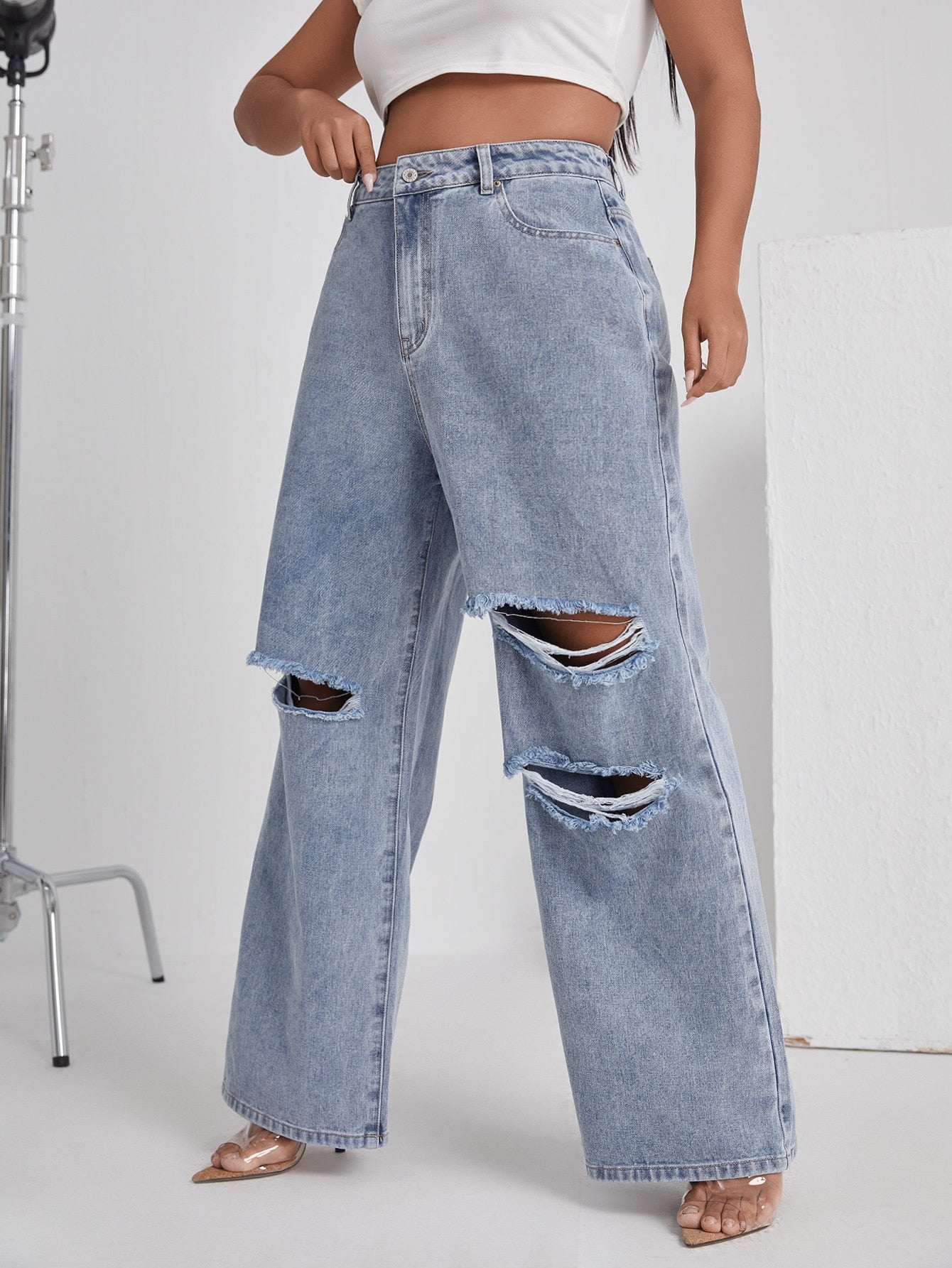 Jeans de pierna ancha con cintura alta y rotos 