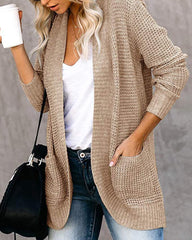 Gebogene Strickjacke mit Eingrifftasche 