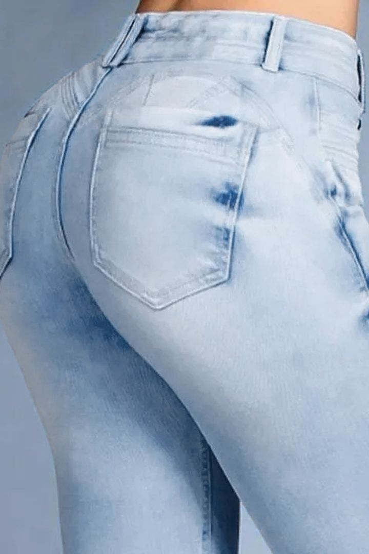 Jeans acampanados con realce de trasero y botones delanteros 2024 