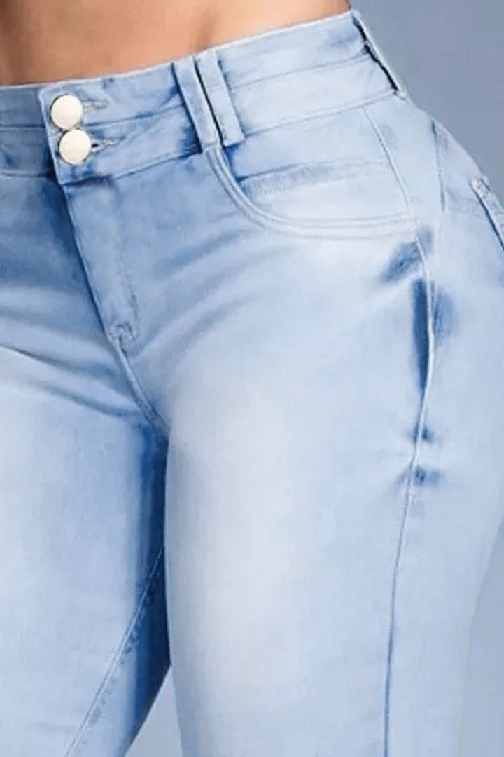 Jeans acampanados con realce de trasero y botones delanteros 2024 