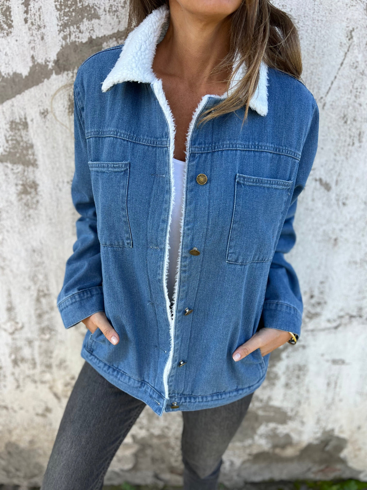 Lässige Jeansjacke mit Revers aus Lammwolle für Damen 