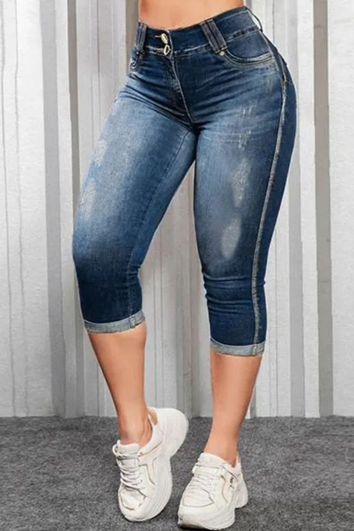 Capri-Jeans mit zerrissenem, aufgerolltem Saum