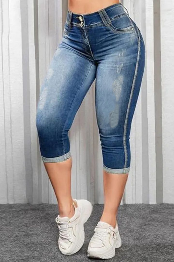 Capri-Jeans mit zerrissenem, aufgerolltem Saum