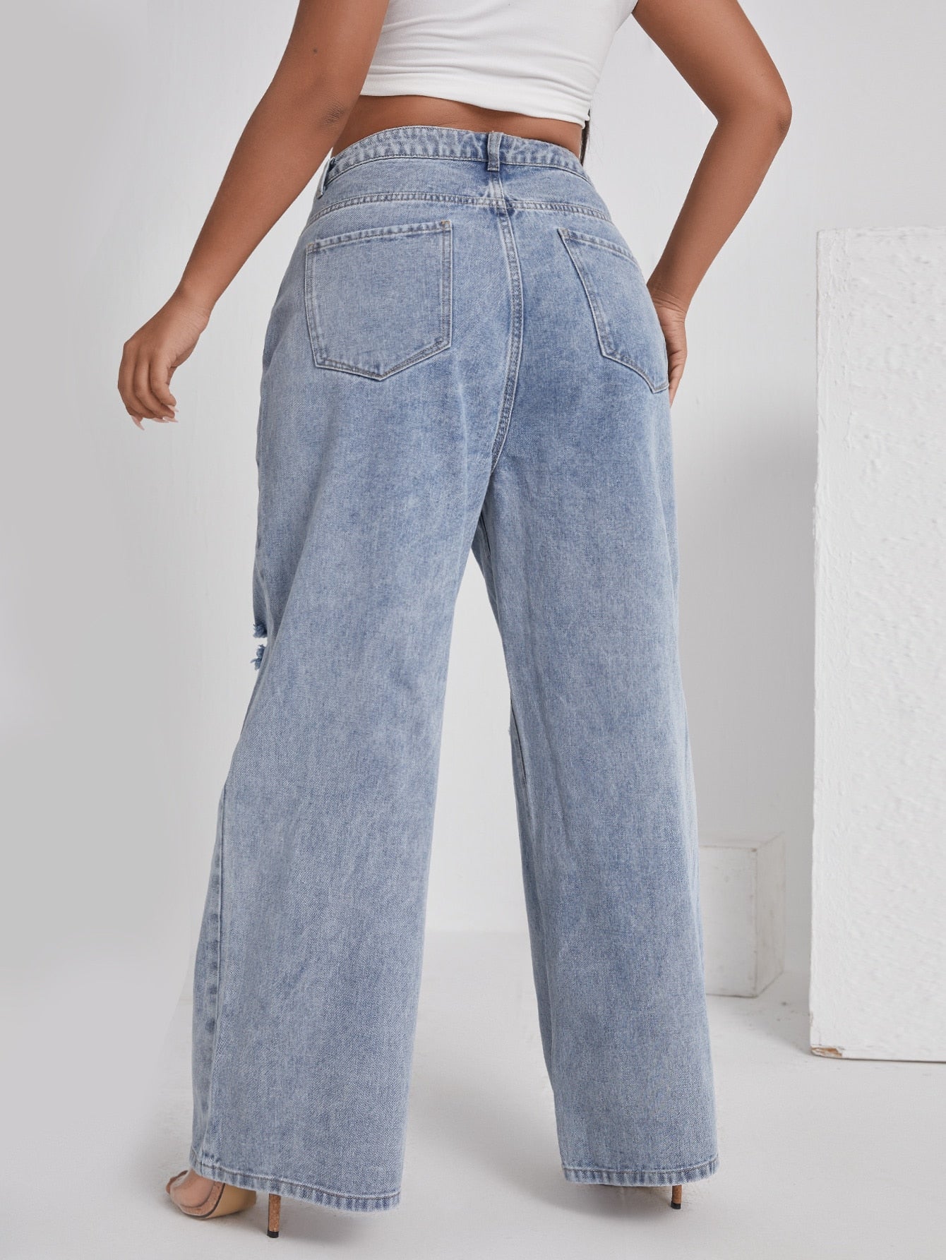 Jeans de pierna ancha con cintura alta y rotos 