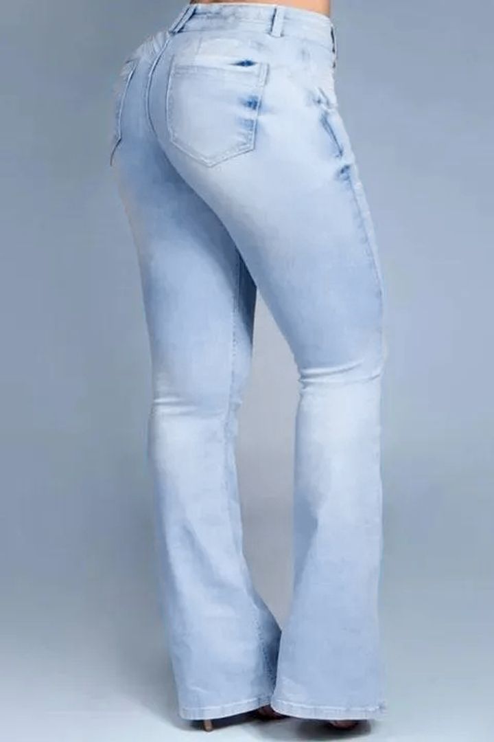 Jeans acampanados con realce de trasero y botones delanteros 2024 