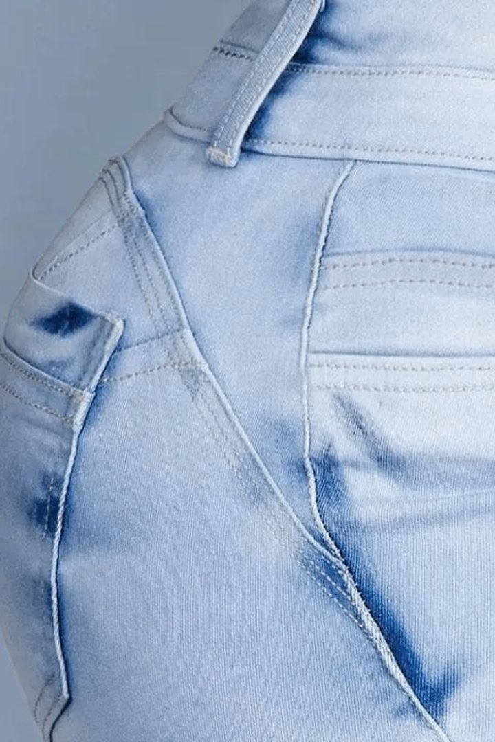 Jeans acampanados con realce de trasero y botones delanteros 2024 